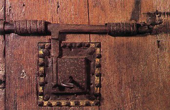 Photographie de la serrure de l'armoire d'Aubazine